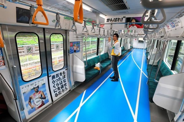 日本山手線配合奧運到來，將車廂內佈置成運動場館樣貌。（圖擷自朝日新聞）