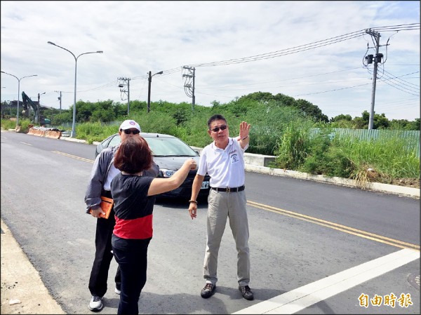 嘉義縣水上鄉長劉敬祥等人勘查新民路、忠孝街危險路口。（記者蔡宗勳攝）