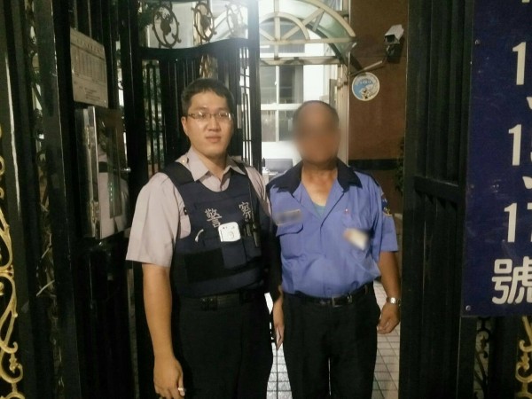 警衛不慎受困頂樓，所幸警員及時趕到協助脫困。（記者曾健銘翻攝）