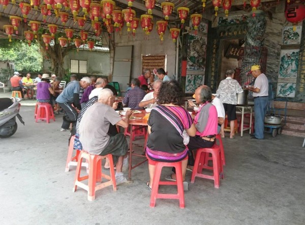 溪州大庄社區村民一起在開天宮廣場前用餐，增進情誼。（記者陳冠備翻攝）