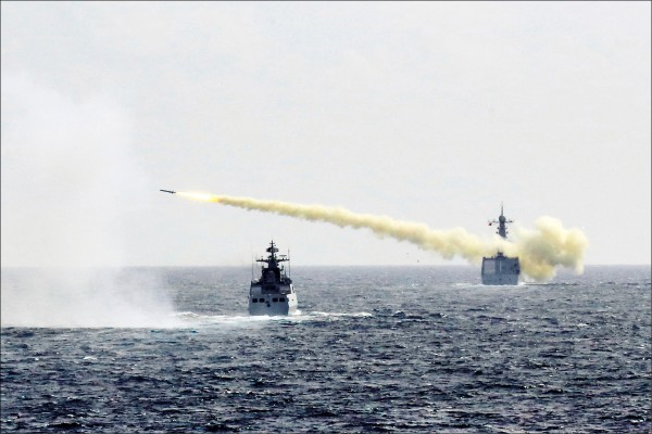 中國東海艦隊偕同部分北海、南海艦隊船艦1日在東海舉行實彈演習，恫嚇意味十足。圖為東海艦隊飛彈驅逐艦「濟南艦」發射飛彈。（美聯社）
