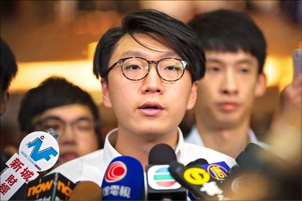 香港選管會二日宣布，立法會議員參選人、本土民主前線發言人梁天琦，雖近來表明擁護《基本法》，但其過去港獨立場鮮明，難以相信其政治立場有所改變，故取消其參選資格，引發外界譁然。
（歐新社）