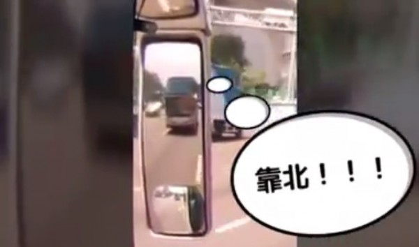 飛散紙箱竟不偏不倚地遮在遊覽車駕駛擋風玻璃上。（圖擷自爆料公社影片）