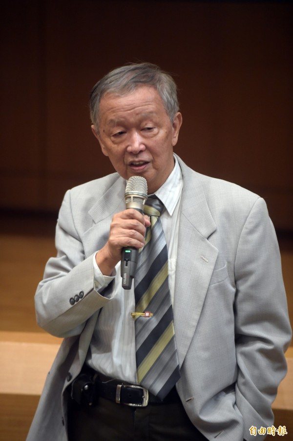 學者李家同今天在臉書上表示，台灣應該採用自己國家發展的通訊軟體，並指LINE是外國人做的，政府官員若使用可能會有洩密危險。（資料照，記者王敏為攝）