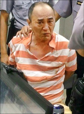 廚師吳志展不滿員警開單,2日竟持菜刀猛砍員警5刀,他交保後,檢方將吳男拘提到案,打算向法院二度聲請羈押。(警方提供,記者余衡翻攝) 廚師吳志展不滿員警開單,2日竟持菜刀猛砍員警5刀,他交保後,檢方將吳男拘提到案,打算向法院二度聲請羈押。(警方提供,記者余衡翻攝)
