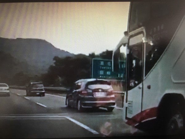 民眾行車記錄器拍下右側的遊覽車緊跟前方自小客車，未保持安全車距。（圖：民眾提供）