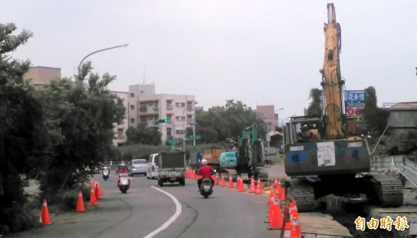 南投市污水下水道工程積極施工中。（記者謝介裕攝）