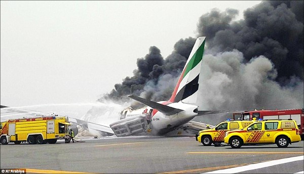 阿聯酋航空（Emirates）波音777班機3日下午降落阿拉伯聯合大公國杜拜國際機場時，疑似因起落架故障被迫以機腹著陸。（取自網路）