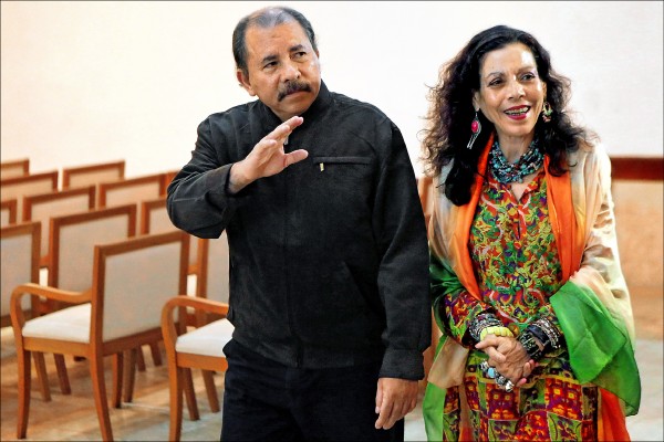 尼加拉瓜總統奧蒂嘉（Daniel Ortega）2日宣佈選擇他的太太穆里歐（Rosario Murillo）為搭檔，參選11月6日的總統大選。（法新社檔案照）