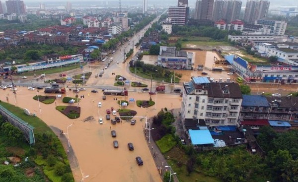 中國湖北省昨天遭受暴風雨天氣侵襲，導致市區內許多重要幹道與農田都被洪水淹沒。（圖截自中新網） 