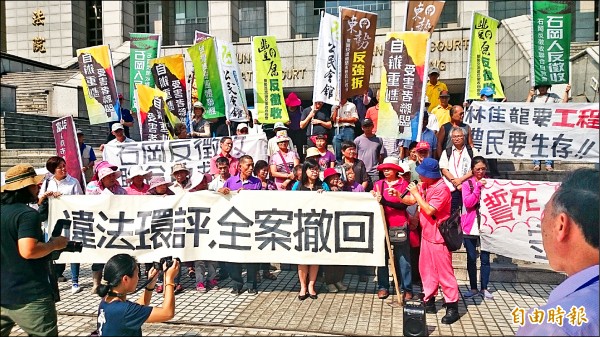 東豐快速道路反迫遷自救會，上午在台中高等行政法院前舉布條抗議徵收。（記者楊政郡攝）