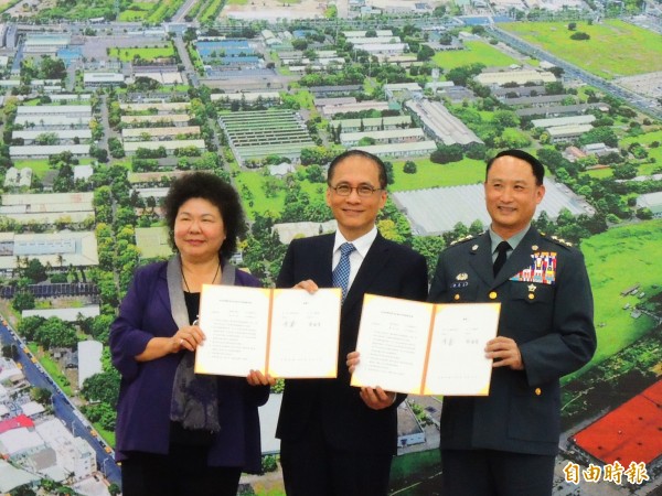 行政院長林全（中）見證下，花媽與國防部副部長鄭德美（右），簽署205兵工廠合作開發意向書。（記者葛祐豪攝）