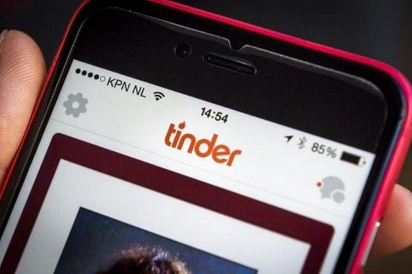 美國最新研究指出，愛玩熱門交友app軟體「Tinder」的人，其實對自己的外表更沒信心，對於外貌過份在意，容易與人比長比短。（法新社）