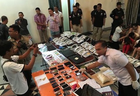 印尼雅加達警局埋伏昨晚突擊雅加達多處豪宅，逮捕31名網路詐騙嫌犯，其中有11名台灣人、18名中國大陸人士。（圖擷取自Anshora）