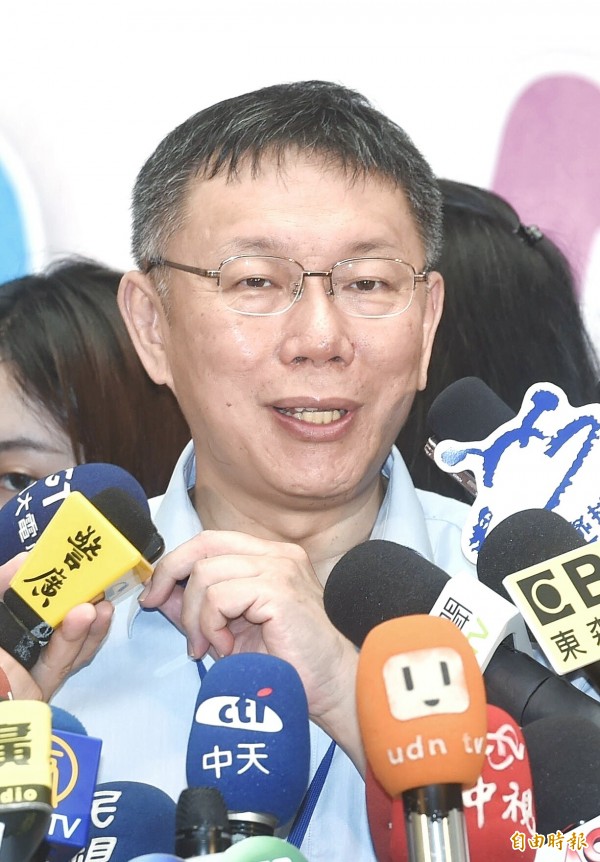 台北市長柯文哲5日出席台北市政府員工親子日活動，會後接受媒體採訪。（記者方賓照攝）