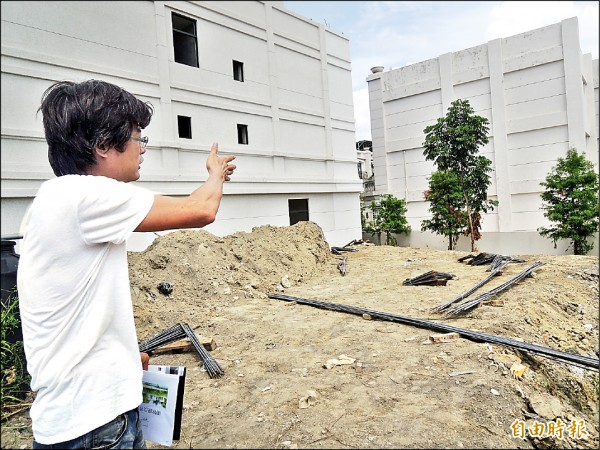 虎尾鎮東仁里雲頂社區住戶，指有建商剷除他栽種的樹，又將土石堆在該處空地，造成屋後排水溝變成土堆。（記者廖淑玲攝）