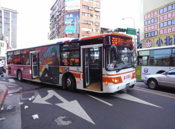 98歲老嫗過馬路遭公車輾入車底，命危送醫。（記者陳薏云翻攝）