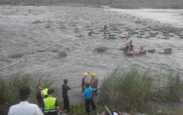 台中、彰化交界的貓羅溪下午暴漲，3名釣客受困消波塊，因水流湍急情況一度危急。（記者陳建志翻攝）