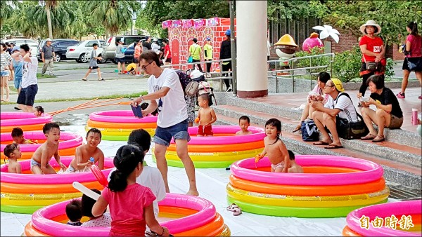 8月20日下午2時30分起，在台東縣客家文化園區有小泳池，讓親子泡水消暑。（記者王秀亭攝）