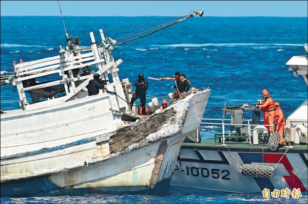 海巡署與海軍昨在高雄外海舉行「聯安演訓」護漁勤務，演習依序由反潛機執行偵搜、苗栗艦發射水砲驅離入侵漁船及海巡特勤人員於爆破後，登艦逮捕叛亂漁工等勤務。（記者張忠義攝）