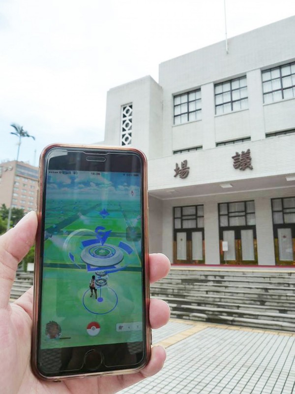 手機遊戲《精靈寶可夢GO》（Pokémon Go）今天登台，「立法院」也成為了遊戲中的「道館」之一。（中央社）