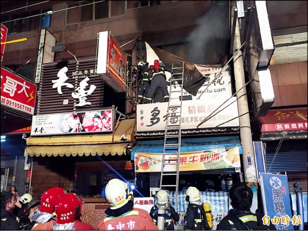 豆花店二樓廣告帆布緊貼窗戶，無預留逃生口。（記者陳建志攝）