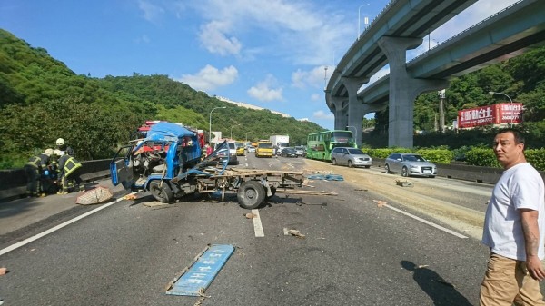 現場疑為小貨車自撞事故。（記者曾健銘翻攝）