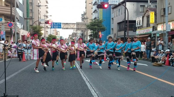 高市桃源區樟山國小在日本八王子祭表演布農歌舞（高市府提供）