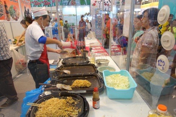 台灣美食展可讓民眾品嚐美味廣島燒，以及香川縣「讚岐烏龍麵手打秀」。（台灣觀光協會提供）