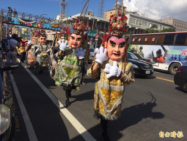 桃園客家義民嘉年華挑擔踩街，參與隊伍誰最吸睛？（記者李容萍攝）