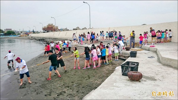 南寮漁港牽罟魚丸製作漁村文化之旅，大人小孩合力牽罟體驗傳統捕魚趣。 （記者葛祐豪攝）