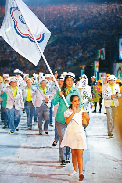 奧運昨舉行開幕典禮，台灣代表團排在第184順位進場，由馬術女將汪亦岫任掌旗官。（歐新社）