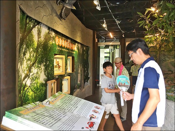 台灣獮猴生態教育館舉辦十週年慶祝活動，但參觀民眾質疑根本看不見活生生的台灣彌猴。（記者顏宏駿攝）