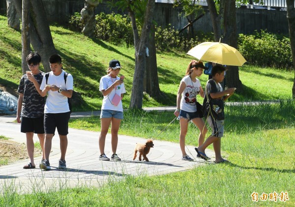 全民瘋「寶可夢」，7日適逢假日，許多民眾到公園與捷運站週邊抓「神奇寶貝」。（記者張嘉明攝）