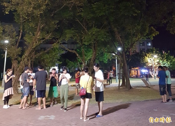 宜蘭中山公園半夜近百人聚集，都是為了寶可夢（記者簡惠茹攝）
