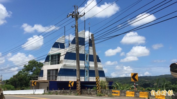 新竹縣新埔鎮新龍路上的船型屋，因為外型別緻，引起地方注意。（記者黃美珠攝）