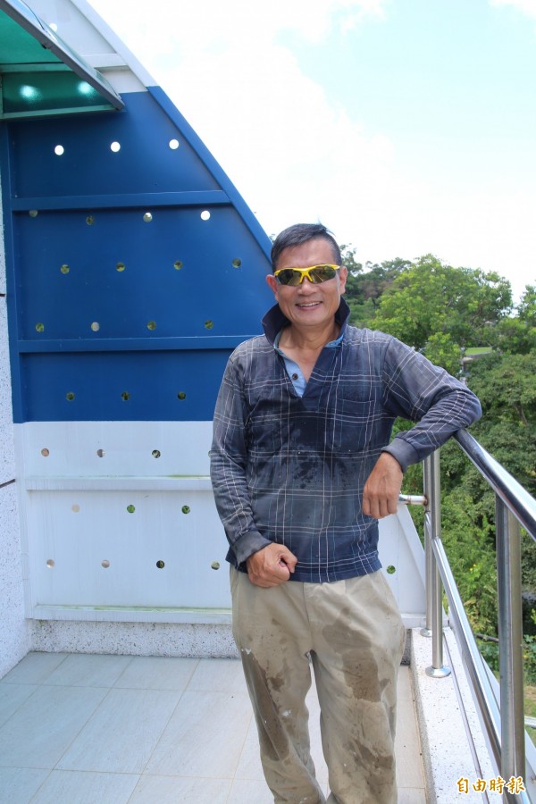 新竹縣新埔鎮新龍路上「船型屋」主人莊淦民。（記者黃美珠攝）