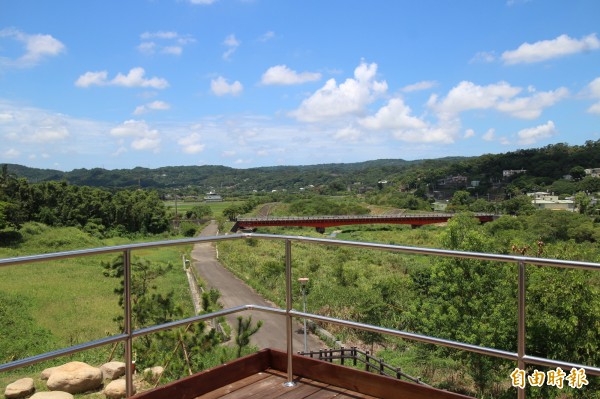 從新埔巨埔里「船型屋」民宿2樓遠眺霄裡溪，視野開闊。（記者黃美珠攝）