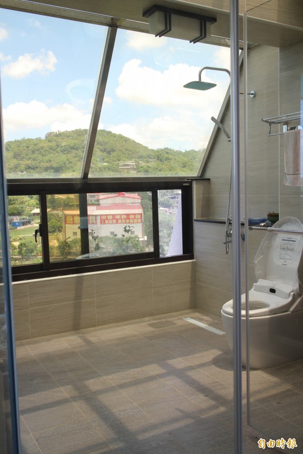 「船型屋」民宿的外型跳「ㄊㄨㄥˋ」，二樓住房的浴室設計也很跳「ㄊㄨㄥˋ」，讓人有「全都露」、大解放的fu。（記者黃美珠攝）