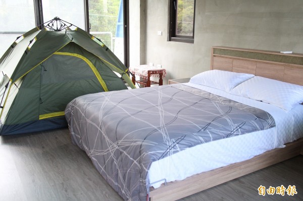 「船型屋」民宿的住房內有1床採帳棚處理，讓住客想睡哪，就睡哪。（記者黃美珠攝）