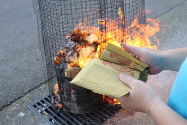 環保局指出燃燒1公斤紙錢，會產生6公斤的污染物。（記者蔡淑媛翻攝）