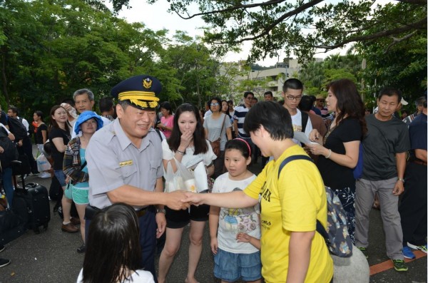 警專校長何明洲頂著太陽親自迎接新生，並向家長解釋警專生活。（記者徐聖倫翻攝）