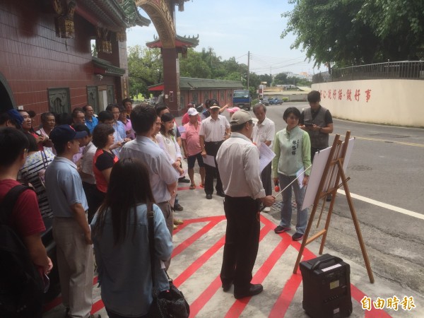 立委林岱樺會勘林園區道路，民眾在旁喊「市長當選」。（記者黃旭磊攝）