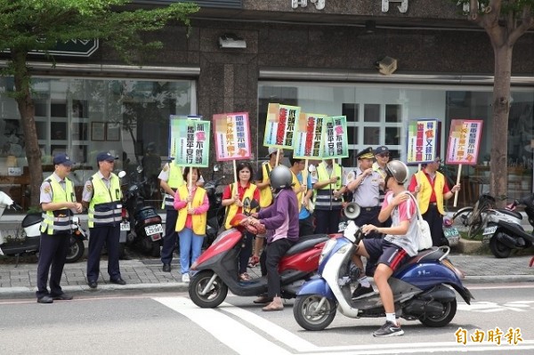 寶可夢發燒！台南交警為神奇寶貝安全玩法走上街頭向民眾宣導。（記者王俊忠攝）