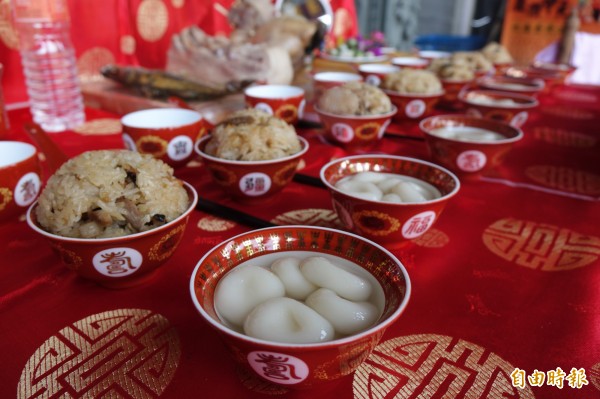 鹿港傳統拜七娘媽，要準備油飯，還有「糖粿」。（記者劉曉欣攝）
