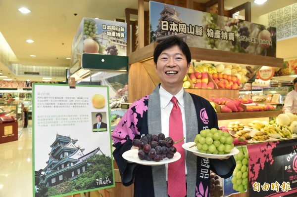 日本岡山縣縣長伊原木隆太親自來高雄促銷岡山麝香葡萄及水蜜桃。（記者張忠義攝）