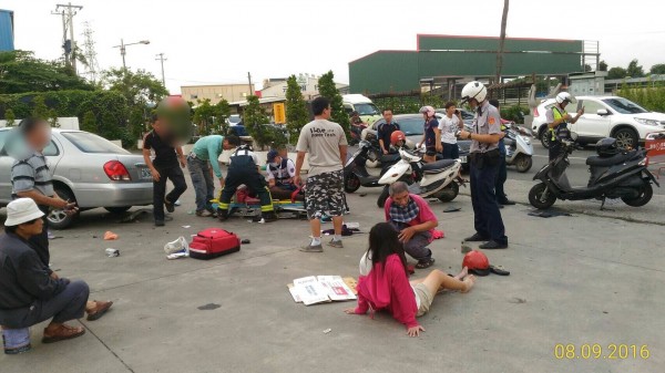 高市汽車衝撞7部機車，5人受傷。（記者蔡清華翻攝）