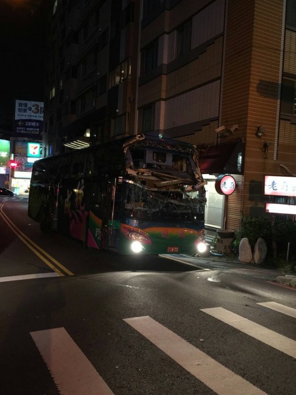 遊覽車撞限高桿，二人輕傷。（記者邱奕統翻攝）