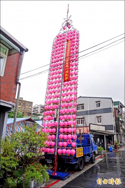 適逢三峽老街百年大慶，三峽區公所今年將舉辦大型水燈祭典，八月十三日將以傳統人力抬水燈排、放水燈。（資料照，記者張安蕎攝）