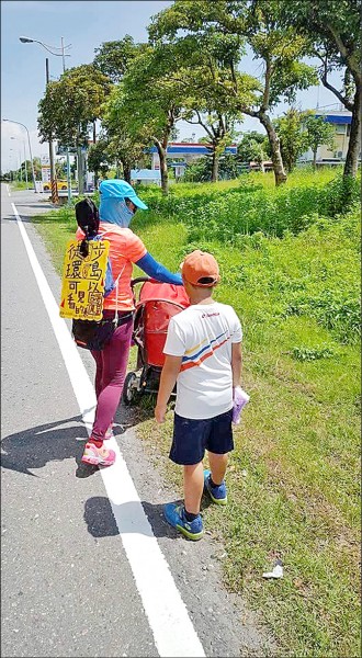 潘心瑜帶著幼子推娃娃車徒步環島。（潘心瑜提供）